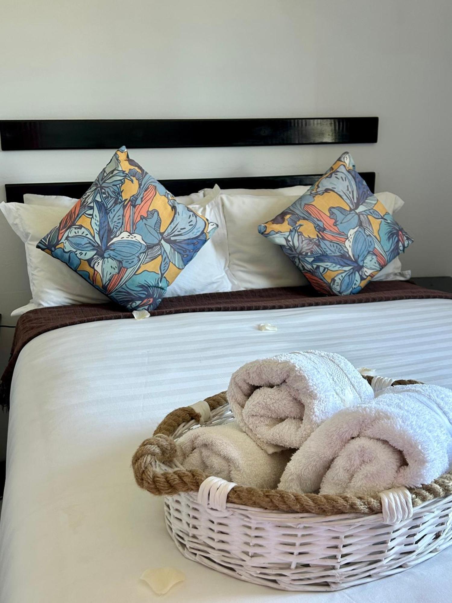 Skyfly Bed & Breakfast Манзини Экстерьер фото